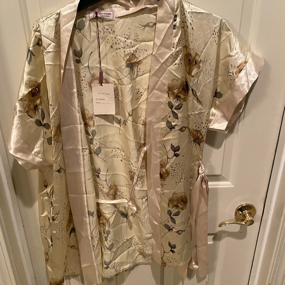 NEW WITH TAGS High Fashion Shirt Size XL with belt